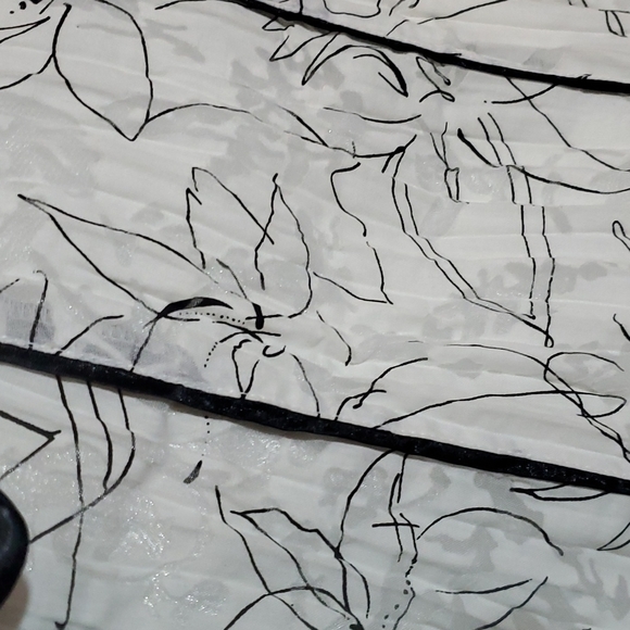 White and black two-piece skirt and top suit set - Picture 3 of 7